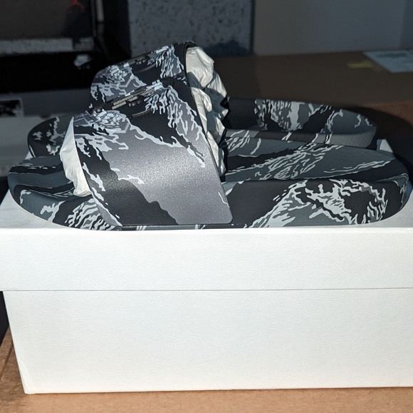 Moncler Basile Charcoal Slide - Picture 3 of 6